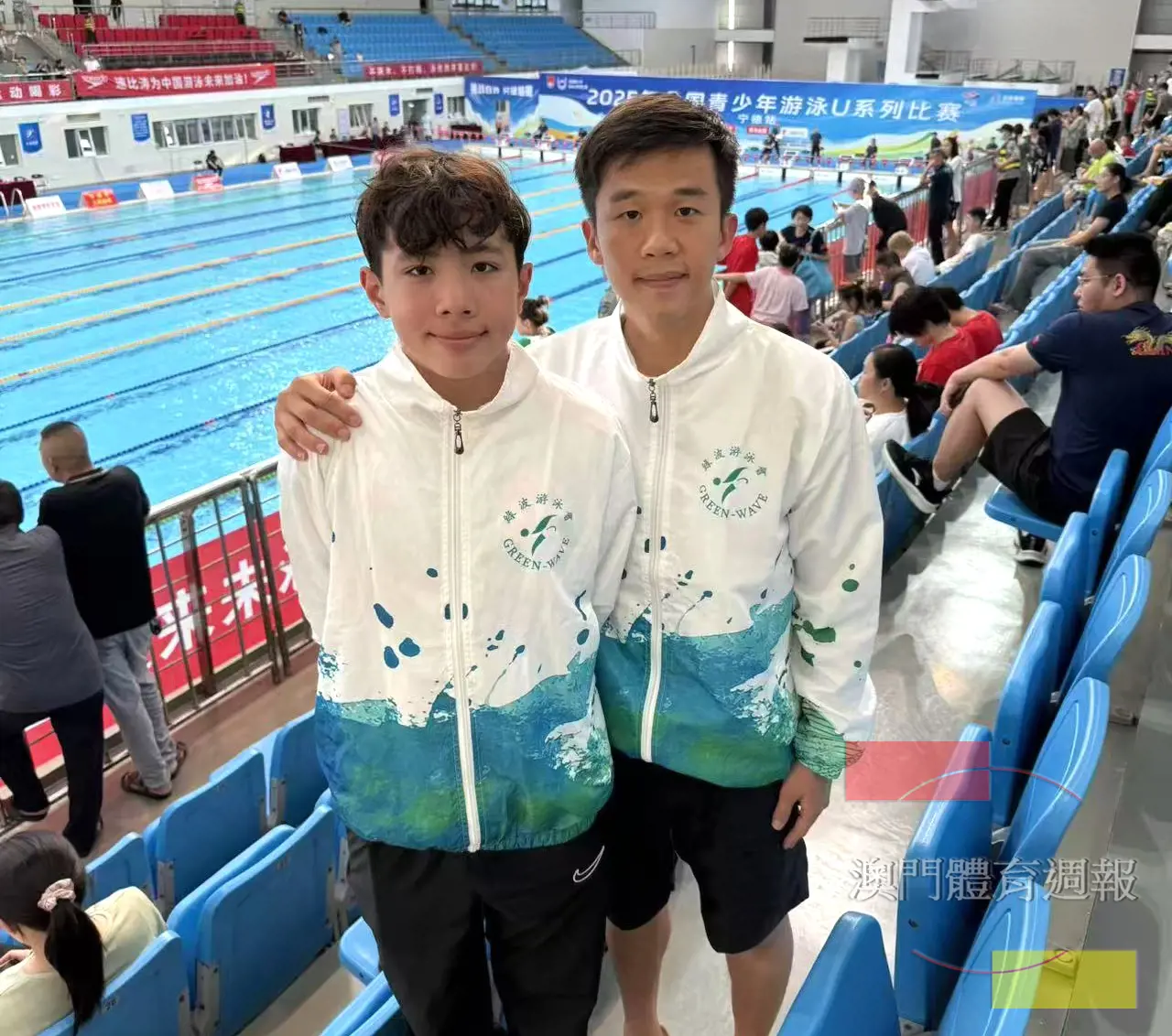 2 李天樂(左)賽後與教練攝於賽場內.jpg